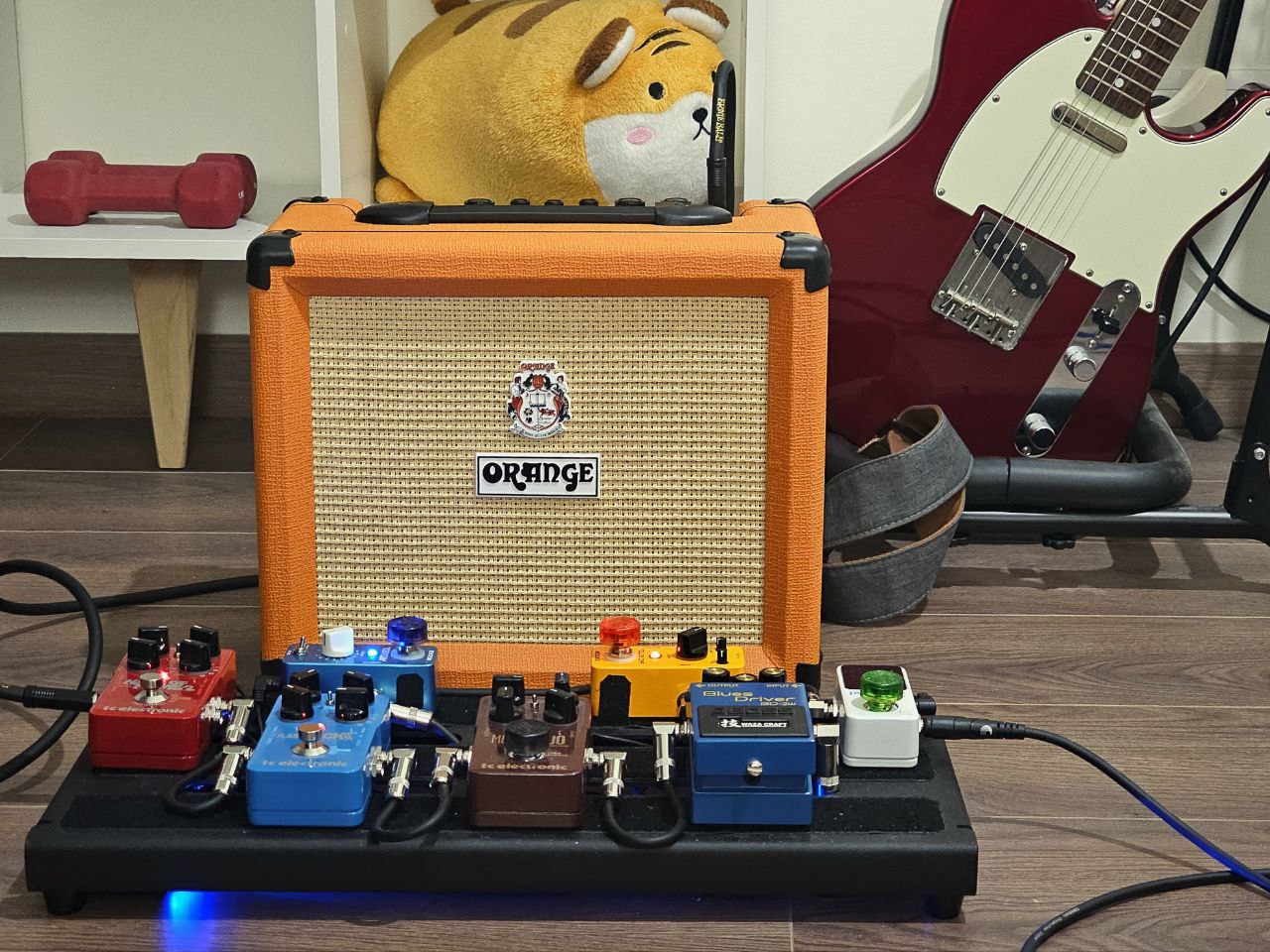 Figure 1: Signal chain: Fender Telecaster → Polytune mini 3 → Yellow Comp → Pitch Box → Blues Driver → Mojomojo→ Flashback 2 → Hall of Fame 2 → Orange Crush 20 RT